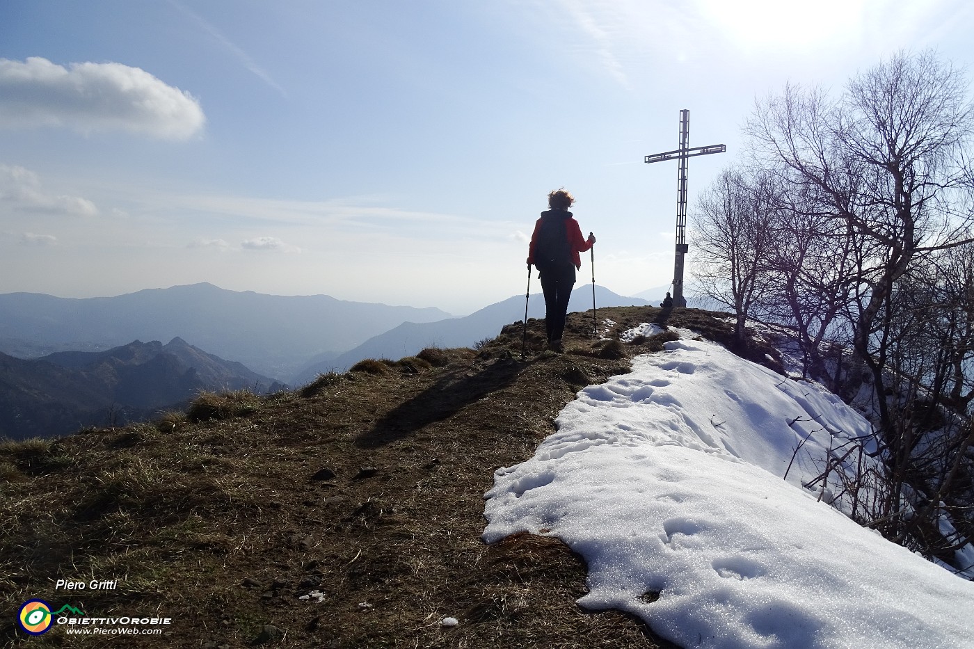 80 Alla croce di vetta del Monte Gioco (1366 m).JPG